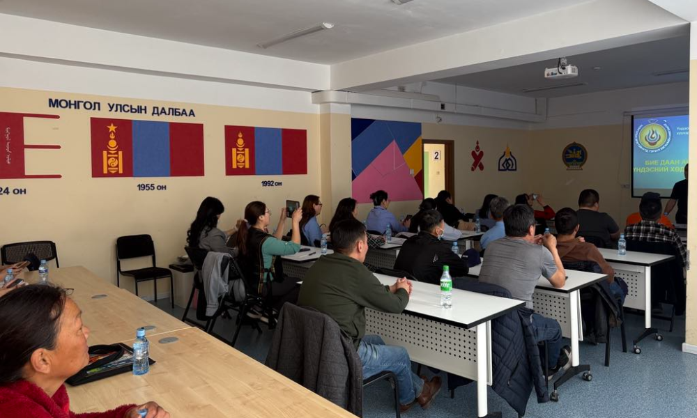 Баянзүрх дүүргийн Хүүхэд, Гэр бүлийн хөгжил, хамгааллын хэлтэс нь Монголын эрэгтэйчүүд, гэр бүл хөгжлийн нийгэмлэгтэй хамтран “Аддиктологийн /Дон судлал/ чиглэлээр нийгмийн ажилтан бэлтгэх” төслийг 2025 оны 03 дугаар сарын 01-ний өдрөөс 2025 оны 06 дугаар сарын 30-ны өдөр хүртэлх хугацаанд  гэр бүлийн хүчирхийллээс урьдчилан сэргийлэх зорилгоор архинаас бие даан татгалзах үндэсний хөдөлгөөн өрнүүлж, гэр бүл, хүүхдэд үзүүлэх сэтгэл зүйн дэмжлэгийн бүлэг хөтөлбөрийг амжилттай хэрэгжүүлэн дууслаа. 
Төслийн хүрээнд архины хамааралтай иргэдтэй ажиллах чадамжтай мэргэшсэн нийгмийн ажилтан бэлтгэх зорилгоор Баянзүрх дүүргийн ХҮҮХЭД, гэр бүлийн нийгмийн ажилтан нар хүүхэд гэр бүлд чиглэсэн сэтгэл зүйн дэмжлэг үзүүлэх, донтох зан үйлийг таньж ажиллах онол, арга зүйд бэлтгэгдэн амжилттай суралцсанаар мэргэжлийн дипломтой нийгмийн ажилтан нар бэлтгэгдлээ.
Баянзүрх дүүргийн Хүүхэд, Гэр бүлийн нийгмийн ажилтнуудын чадавхи нэмэгдэж, иргэдэд үзүүлэх үйлчилгээний чанар, хүртээмж сайжрах шинэ алхмыг нээлээ.